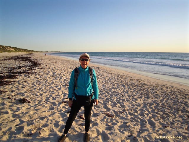 Daypack-Pacsafe-Walking-Beach-2